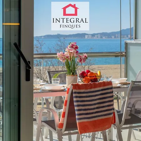 Beachfront شقة